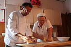 immagine Massimo Bottura al lavoro con la rezdora Lidia Cristoni