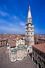 immagine Il Duomo, la Ghirlandina e Piazza Grande