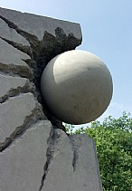immagine Particolare di una scultura del Memoriale